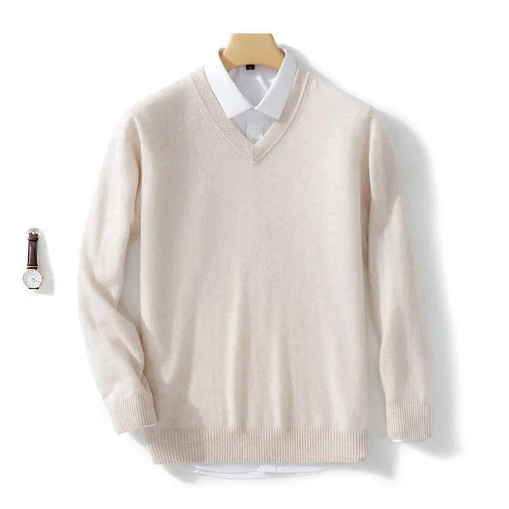 Zeitloser Herren V-Ausschnitt Strickpullover, vielseitig kombinierbar für Winter & Herbst. Elegant & casual.