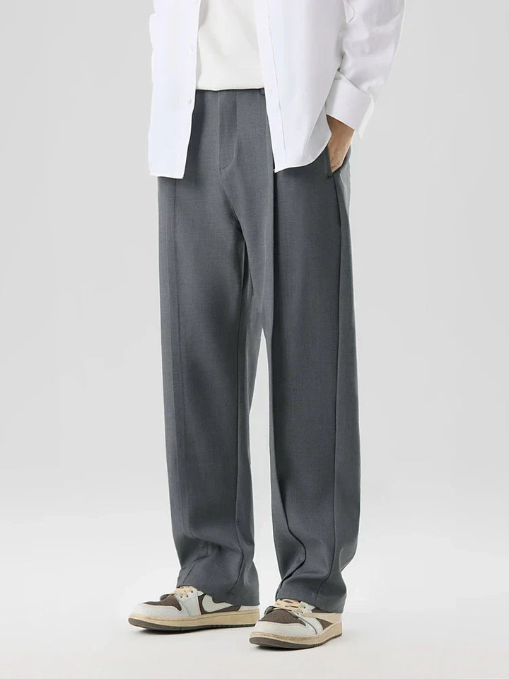 Mann trägt schwarze Stoffhose mit geradem Bein, kombiniert für einen eleganten Business-Look.