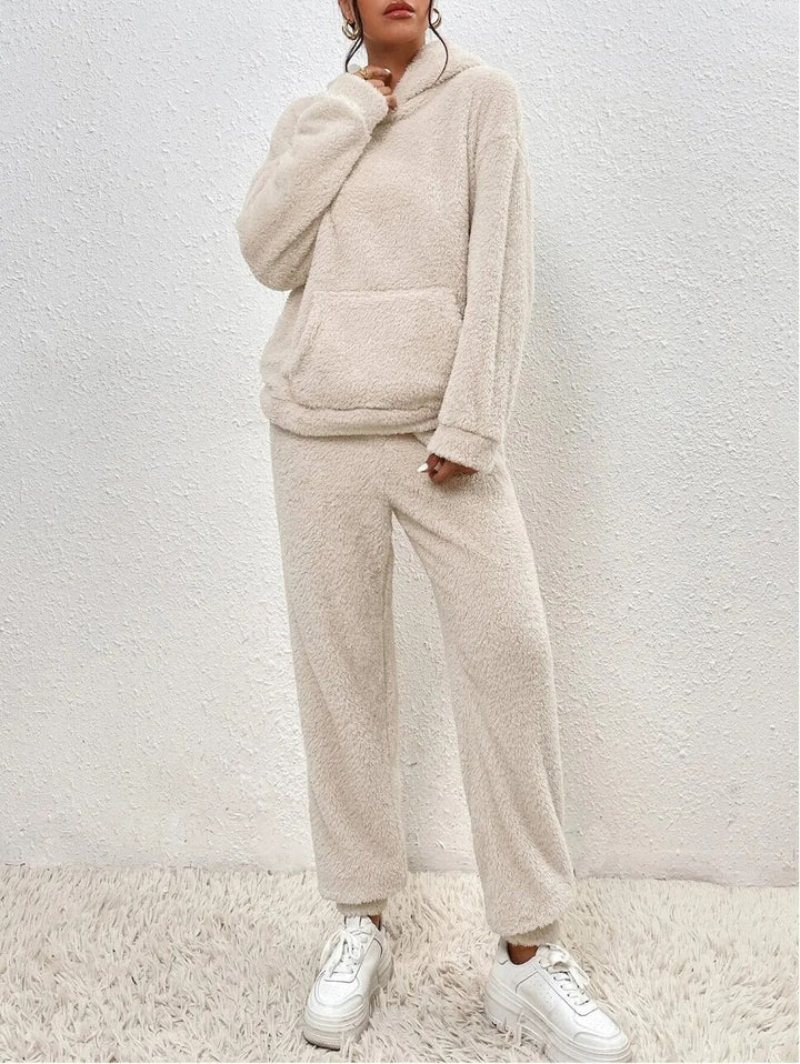 Komplettes Damen-Loungewear-Set: Teddy-Kapuzenpullover & passende bequeme Sweatpants, perfekt für Homewear.