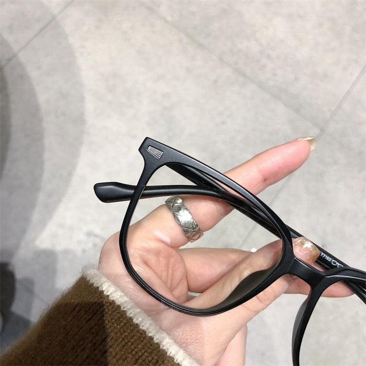 Vielseitige Unisex Alltagsbrille mit Blaulichtfilter, kurzsichtig, für Komfort & Augenschutz.