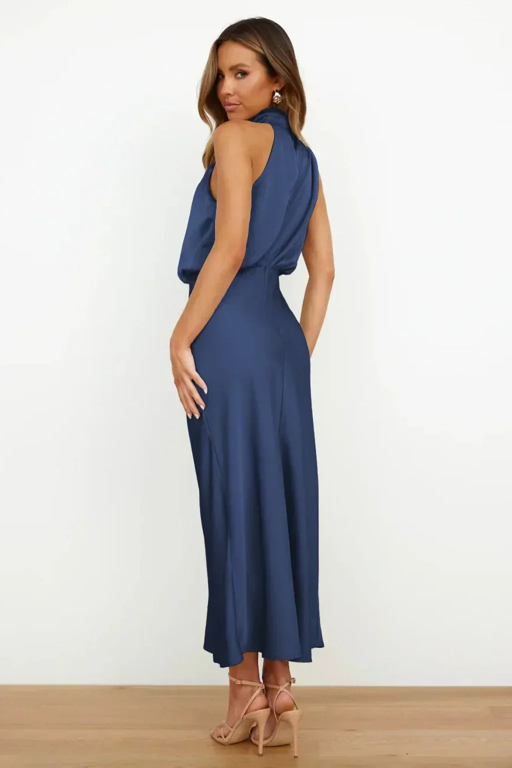 Zeitloses Neckholder Abendkleid für Damen, klassisch und elegant, ein Muss für jede festliche Garderobe.