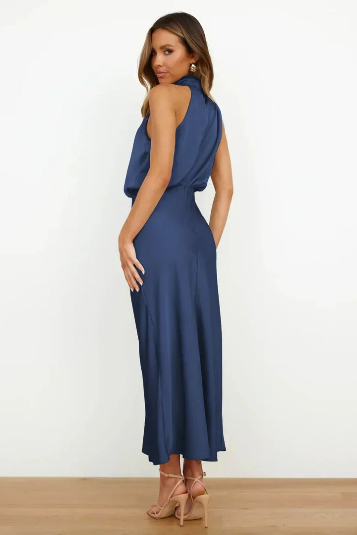 Zeitloses Neckholder Abendkleid für Damen, klassisch und elegant, ein Muss für jede festliche Garderobe.