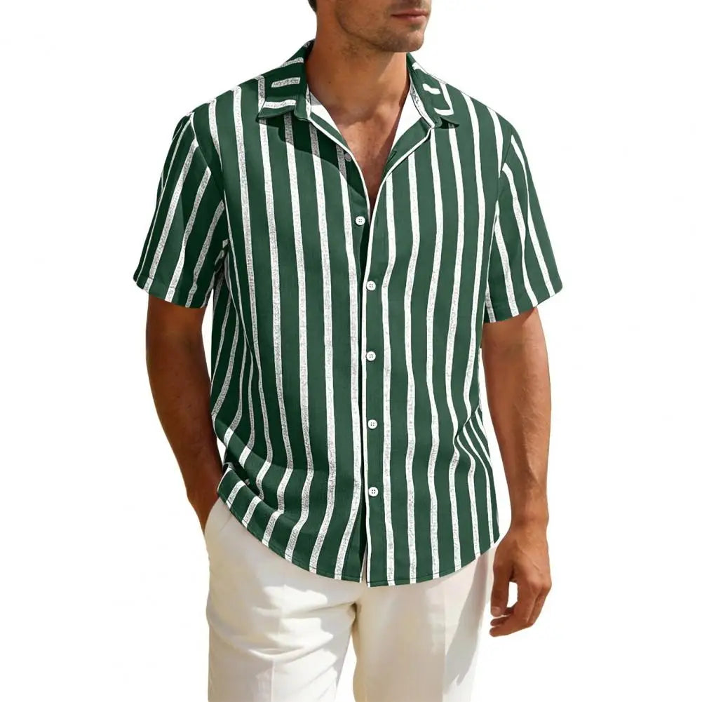 Flach gelegtes Herren Kurzarmhemd mit Streifen. Modernes Freizeithemd mit Knopfleiste in Top-Qualität.