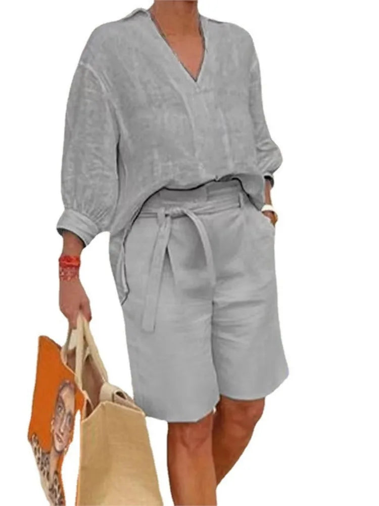 Lässiger Damen Zweiteiler: Leinen Bluse und kurze Shorts. Dein stylisches Freizeit-Outfit für den Sommer.