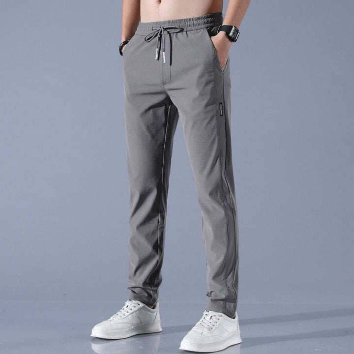 Schwarze Herren Jogginghose mit schlanker Tapered Passform für Sport & Freizeit. Komfortable Slim Fit Sporthose.