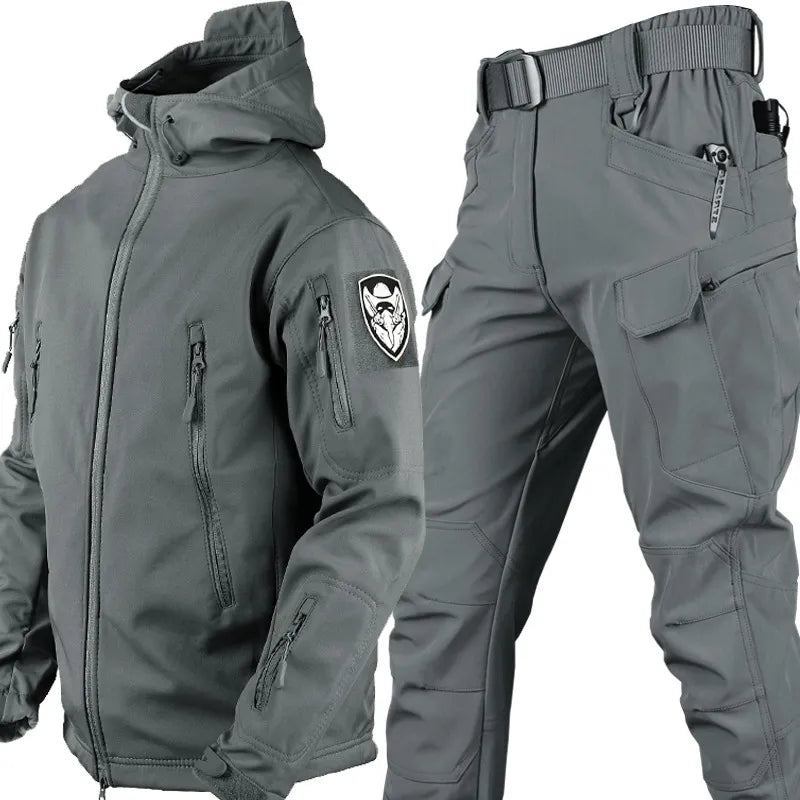 Robuster Herren Outdoor-Anzug, taktisch, wind- & wasserdicht, optimal für extreme Wetterbedingungen.