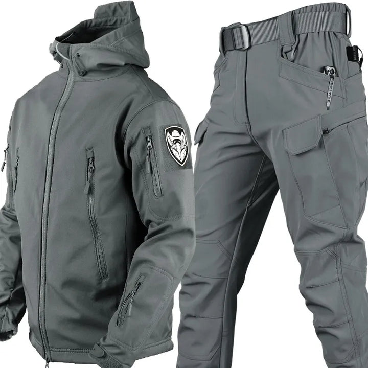 Robuster Herren Outdoor-Anzug, taktisch, wind- & wasserdicht, optimal für extreme Wetterbedingungen.