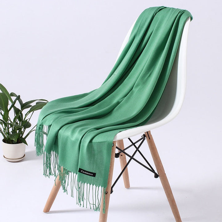 Farbenfrohes Damen Halstuch, stilvolles Design, vielseitig tragbar als moderner Schal.