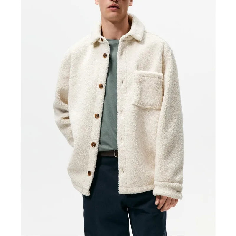 Herren Teddyjacke mit Knopfleiste und Brusttasche, ideal als Freizeitjacke für Männer.
