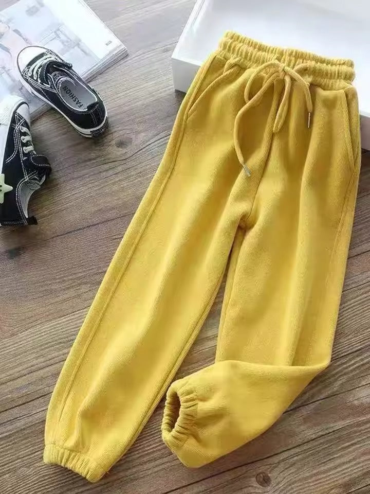 Perfekter Sitz der modischen Damen Winterleggings von hinten, betont bequemen Schnitt für den Winter.