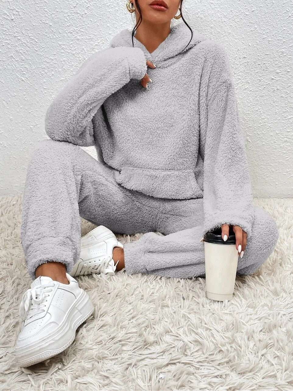 Damen Teddy-Hausanzug mit Kapuze, kuschelige Freizeitmode zum Wohlfühlen und Entspannen.