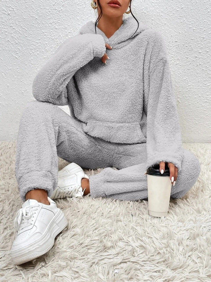 Damen Teddy-Hausanzug mit Kapuze, kuschelige Freizeitmode zum Wohlfühlen und Entspannen.