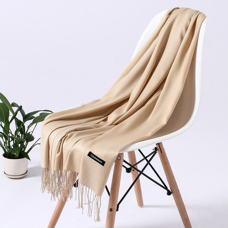 Stilvolles Damen Halstuch, farbenfroh & elegant, ein ganzjähriges Modeaccessoire.