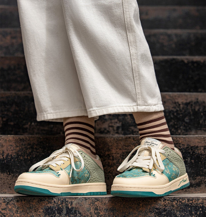 Modische Unisex Kunst-Sneakers Arta mit lebendigem Mandelblüten-Muster. Ideal als Damensneaker & Herrenschuhe.