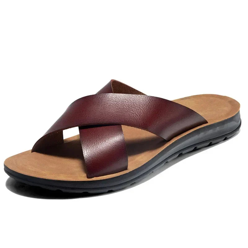 Ein Paar elegante Herren Sommer Pantoletten Lorenzo. Bequeme Freizeitschuhe & Sandalen für warme Tage.