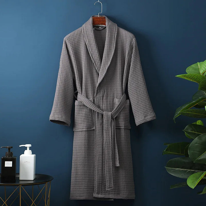 Robin Unisex Bademantel aus zarter Baumwolle, ideal für Wellness & Komfort zu Hause.