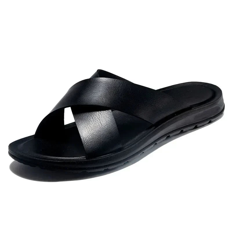 Detailaufnahme der eleganten Herren Pantoletten Lorenzo. Hochwertige Sommer Sandalen für Männer & Komfort.