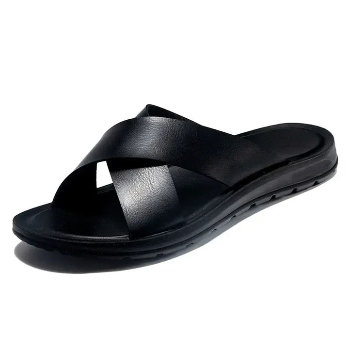 Detailaufnahme der eleganten Herren Pantoletten Lorenzo. Hochwertige Sommer Sandalen für Männer & Komfort.