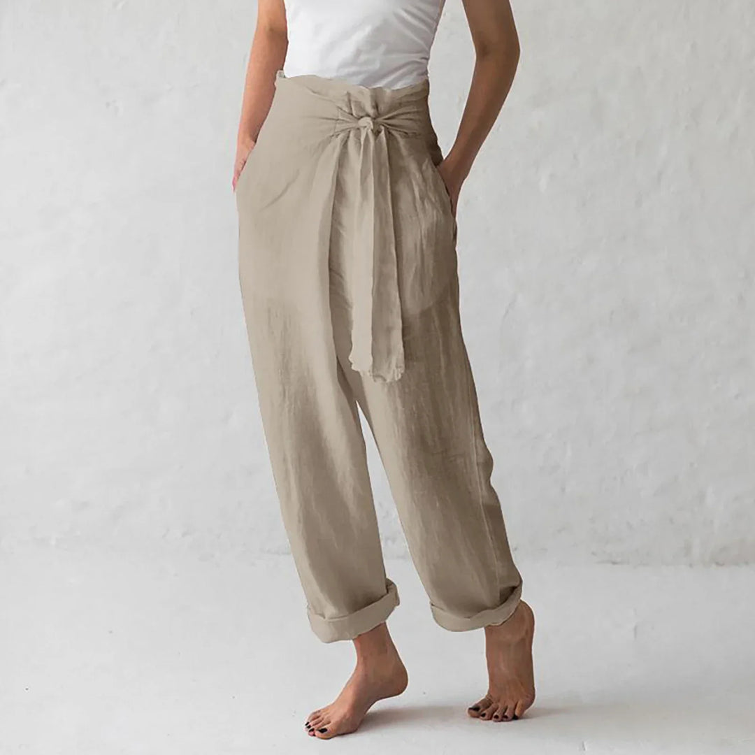 Weite Damen Hose mit hohem Bund und passendem Gürtel, ideal für Frühling & Sommer Outfits.