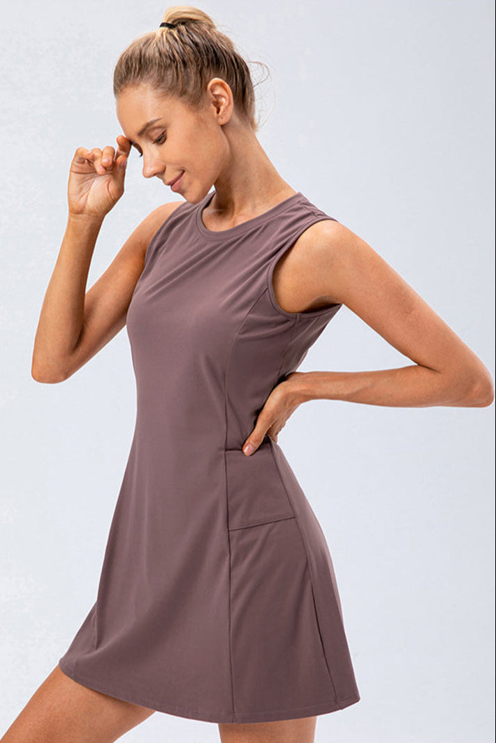 Integrierte Shorts unter dem weißen Damen Tenniskleid für Komfort & Bewegungsfreiheit beim Sport.
