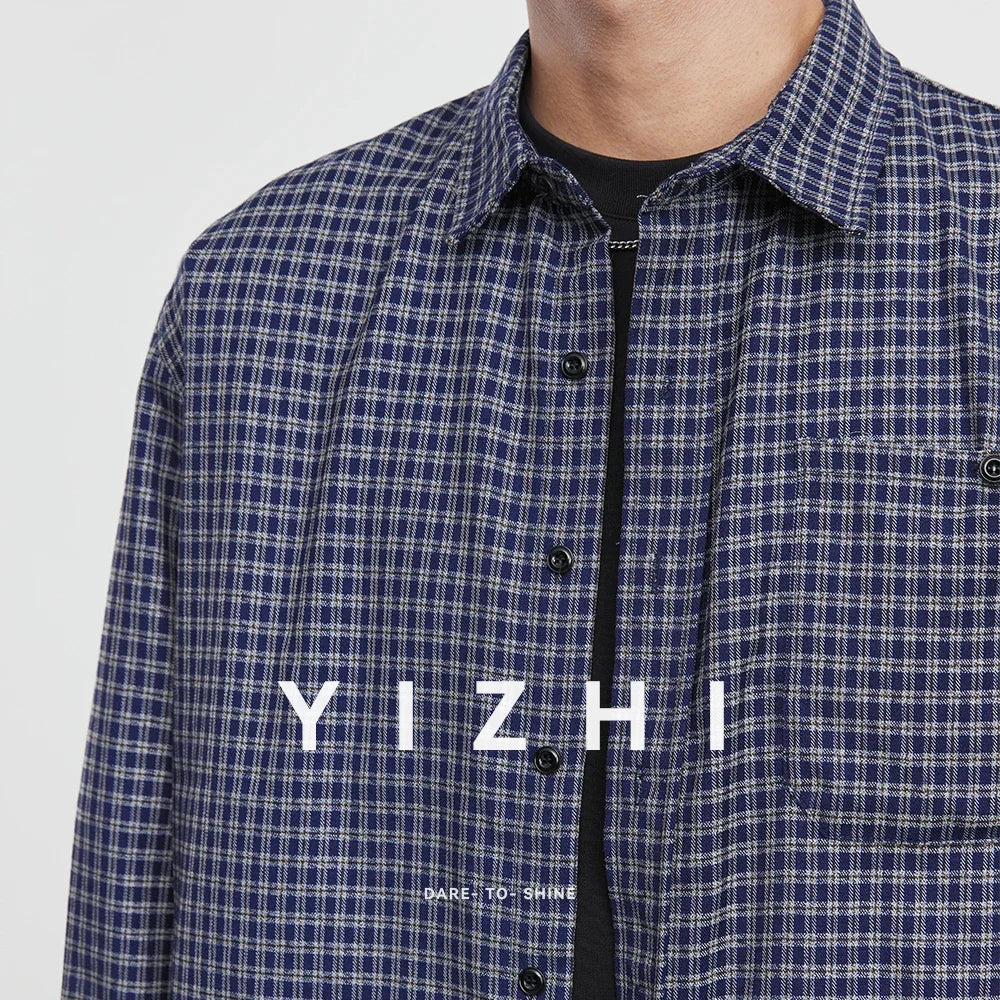 Mann trägt lässiges Herren Karo Langarmhemd, perfekt für bequeme Freizeit-Outfits.