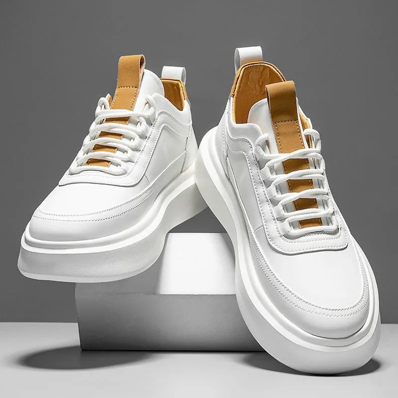 Beige Herren Sneaker mit sicherer Gummisohle für optimalen Grip. Ideal als Freizeitschuh.