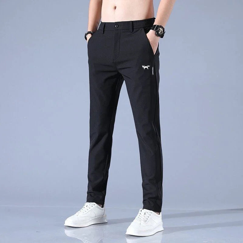 Nahaufnahme der FairwayFlex Golfhose. Atmungsaktives, dehnbares Material für maximale Bewegungsfreiheit & Komfort.