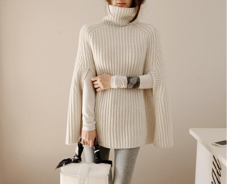 Elegantes dreiteiliges Damen Winterset: stilvolle Daunenjacke, Rollkragenpullover & passende Hose.