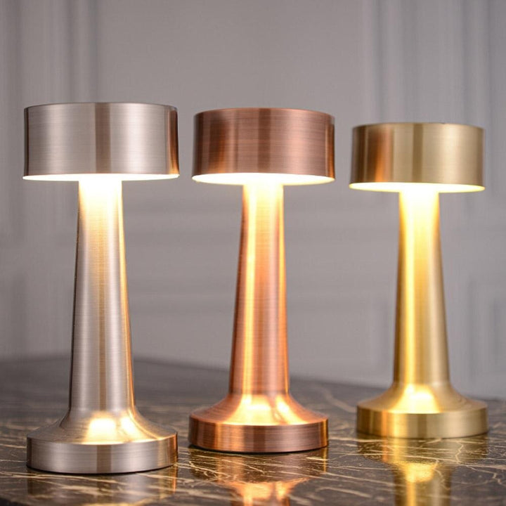 Elegante dimmbare LED Tischleuchte, ideal für stimmungsvolle Wohnzimmer- oder Schlafzimmerbeleuchtung.