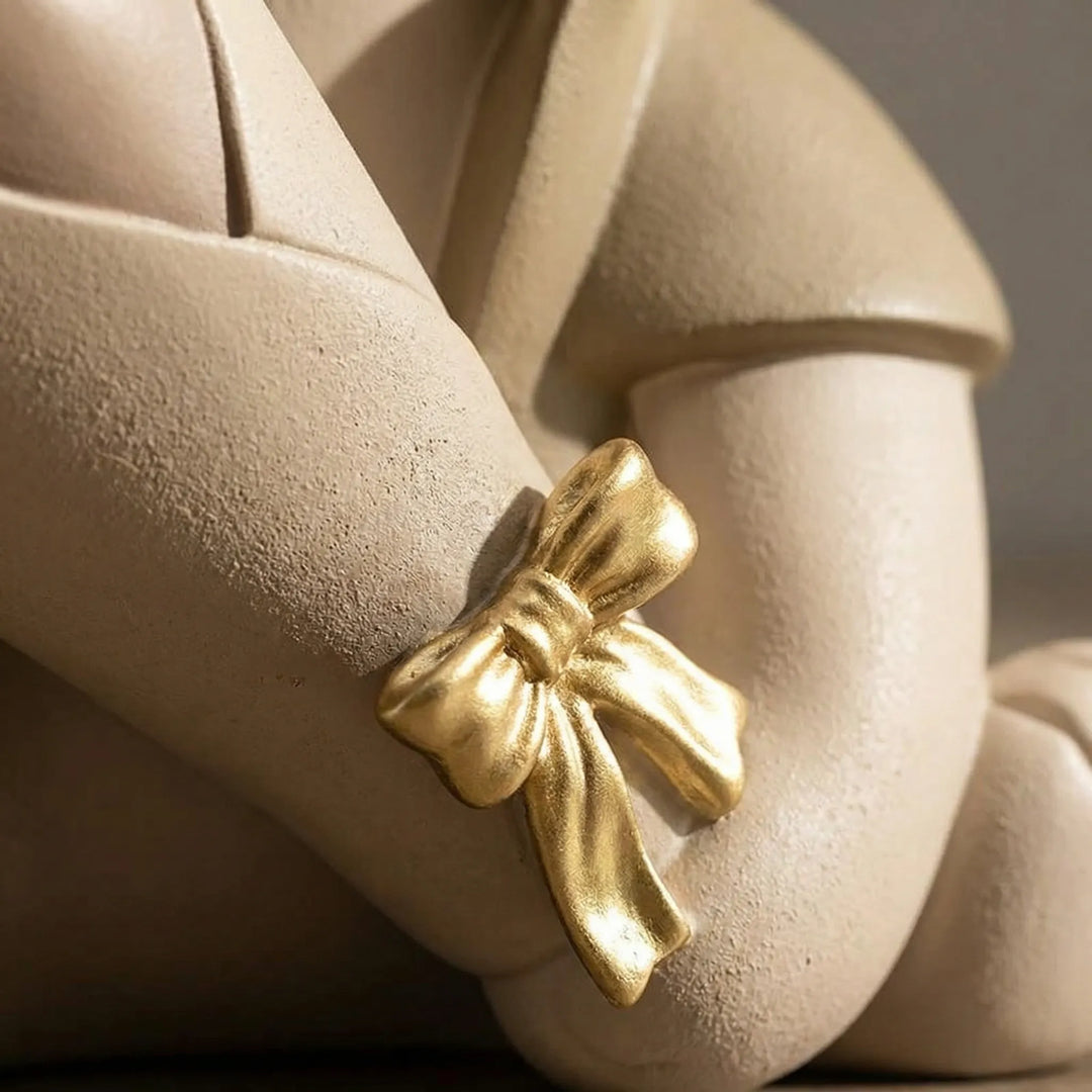 Nahaufnahme der niedlichen Bärchenfigur mit farbenfrohem Blumenstrauß. Hübsches Wohnaccessoire in Rosa, Grün, Braun.