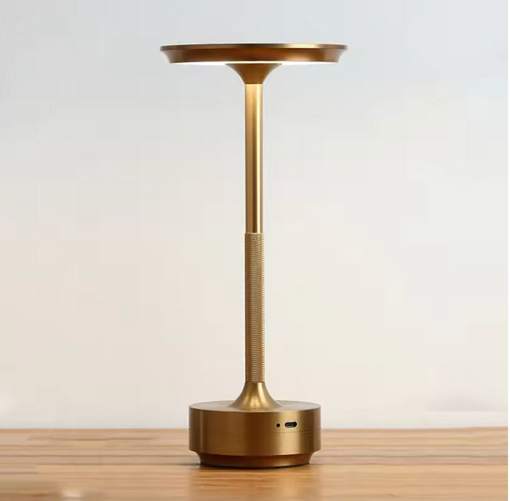 Vielseitige Dekolampe: Kabellose LED-Tischlampe, dimmbar, wetterfest (IP44), Aluminium, mit warmweißem Licht.