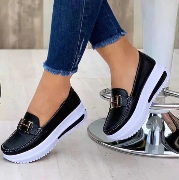 Eleganter Seitenblick der orthopädischen Selina Damenschuhe. Ergonomisches Design für optimalen Fußkomfort.