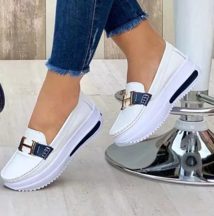 Innenansicht der Selina orthopädischen Damenschuhe. Weiches Fußbett bietet Komfort und Unterstützung den ganzen Tag.