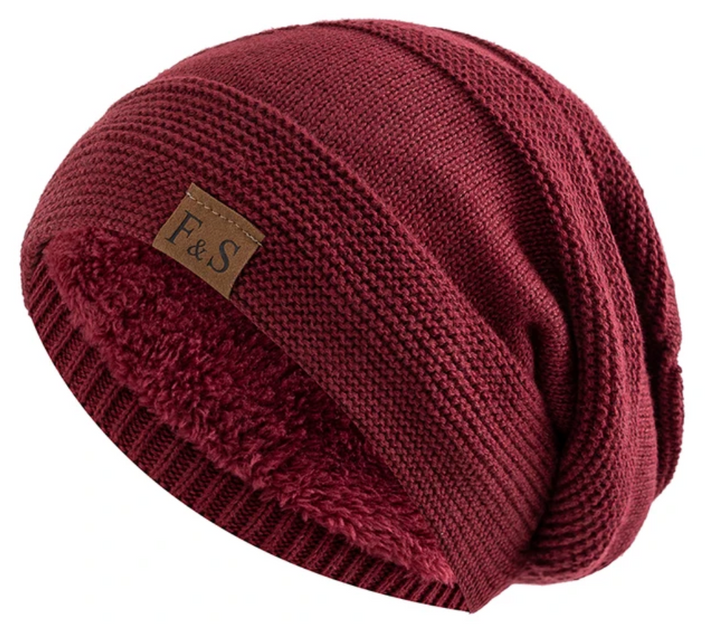 Frau mit warmer Beanie als stilvolle Kopfbedeckung; Wintermütze bietet optimalen Kälteschutz für Damen im Winter.