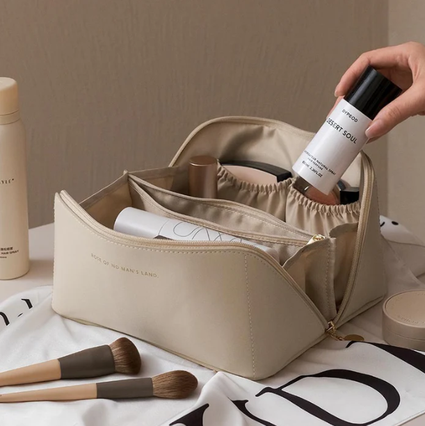 Stilvolles BelleVault Beautycase, ideal als luxuriöses Geschenk für Damen und Beauty-Liebhaberinnen.
