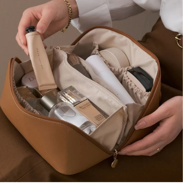 Hochwertiger Verschluss des Luxe Beautycase; luxuriöse Details dieser Damen-Kosmetiktasche.