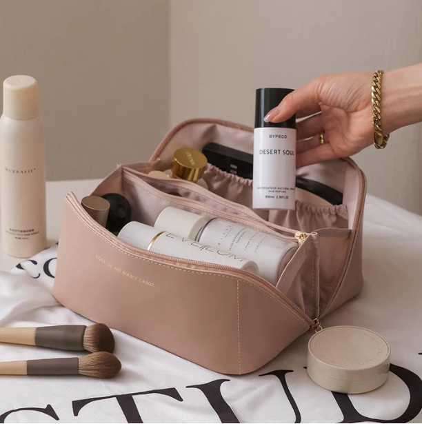 Elegantes Luxe Beautycase, getragen von einer Dame; perfekte Schminktasche für unterwegs.