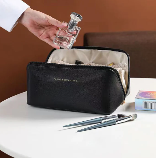 Gefülltes Beauty-Organizer Beautycase: viel Platz für Make-up, Pinsel und Beauty-Accessoires.