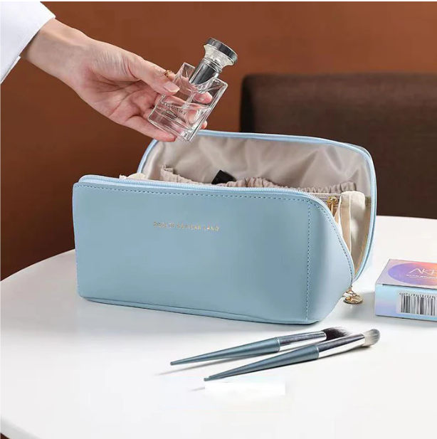 Reisekosmetiktasche: BelleVault Beautycase für Damen, ideal für stilvolle Make-up-Organisation unterwegs.