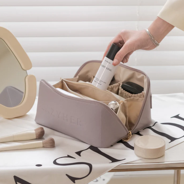 Robustes, wasserabweisendes BelleVault Beautycase; elegante Kosmetiktasche für Reisen und Organisation.
