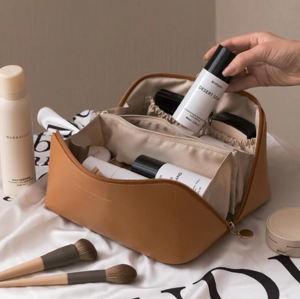 Offenes Luxe Beautycase mit organisierten Innenfächern für Make-up, Pinsel & Schminkutensilien.