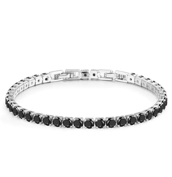 Funkelndes Damen Zirkonia Armband am Handgelenk, verleiht jedem Outfit einen Hauch von Eleganz.