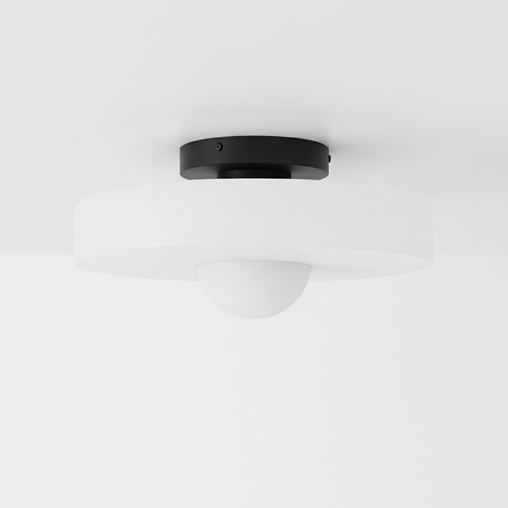 SphereGlow Deckenleuchte: eine elegante Glasleuchte, die modernes Design mit warmem Licht verbindet.