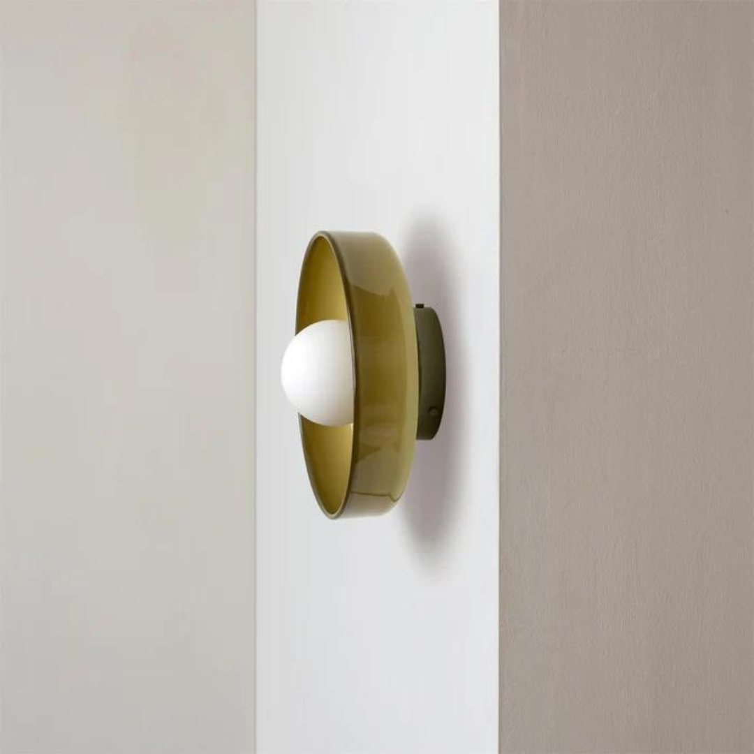 Nahaufnahme der modernen SphereGlow Deckenlampe mit runder Glaskugel und warmem Lichteffekt.