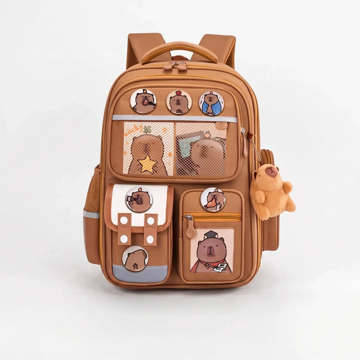 Nahaufnahme des freundlichen Capybara-Designs auf dem Schulrucksack, perfekt für Tierliebhaber.