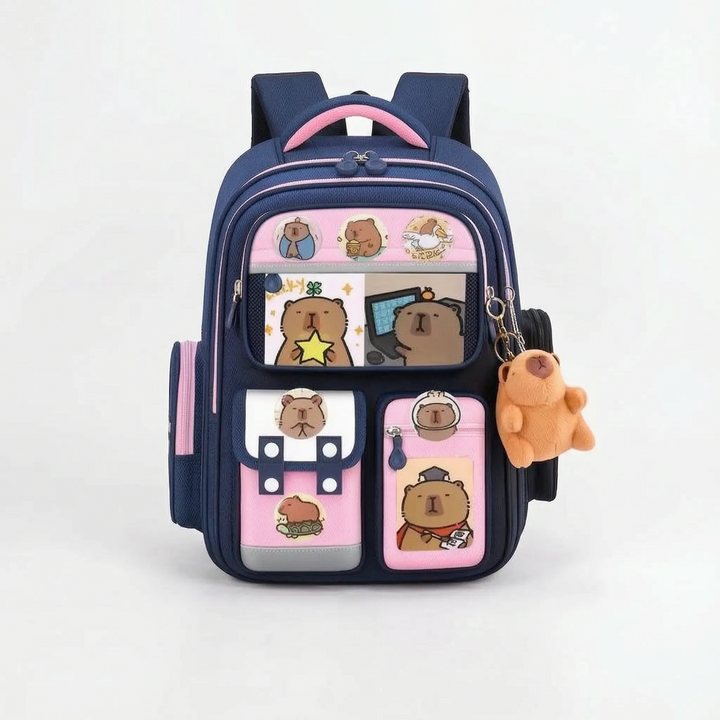 Kind trägt den leichten Capybara Schulrucksack bequem auf dem Rücken, ideal für den Schulweg & Ausflüge.