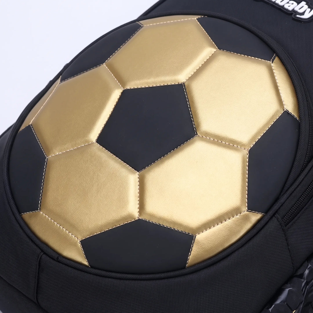 Sportlicher Jungen Schulrucksack mit dynamischem Fußball-Design. Schwarz-goldene Schultasche mit viel Platz.