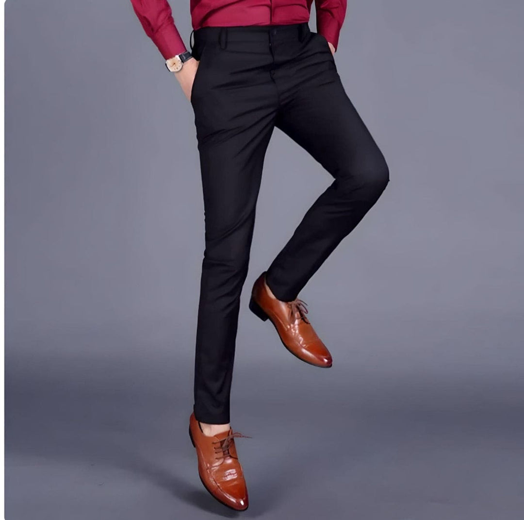 Alex Herren Stretchhose kombiniert mit Hemd, perfekt für einen eleganten Büro-Look.