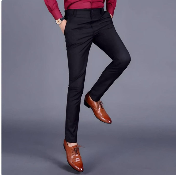 Alex Herren Stretchhose kombiniert mit Hemd, perfekt für einen eleganten Büro-Look.