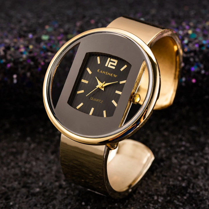 Klassische, elegante Damen Herbstuhr mit roségoldenem Gehäuse und feinem Armband. Stilvolles Accessoire.